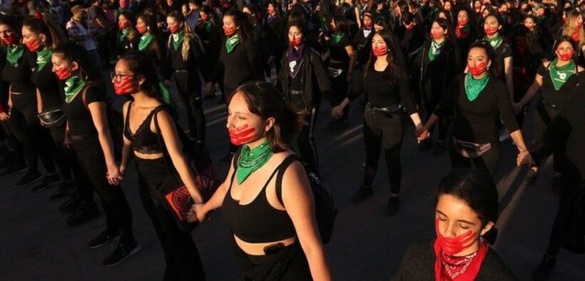 women protest in chile